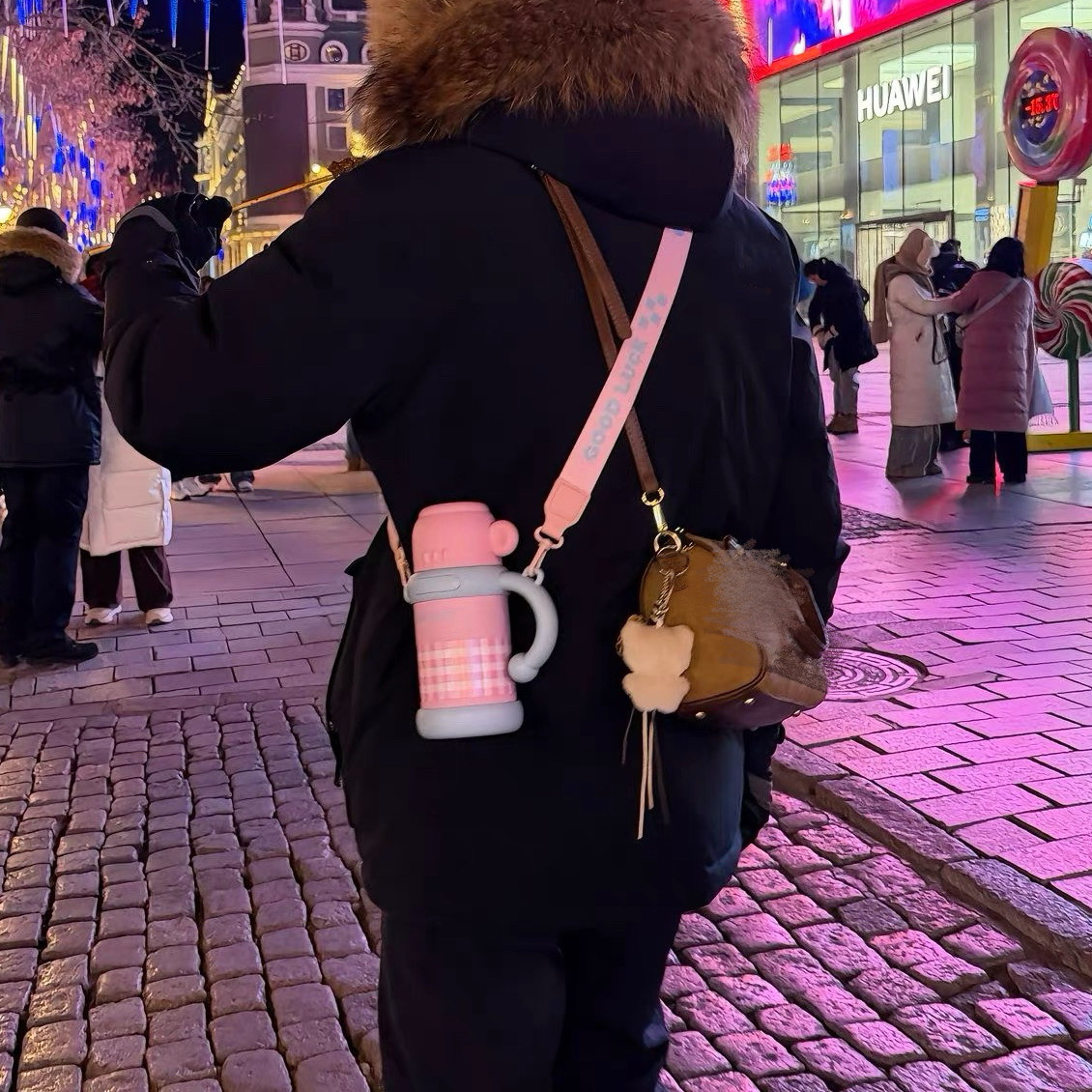 水杯保温杯新款粉色格子2025吸管高颜值斜挎背带外出携带可爱杯子