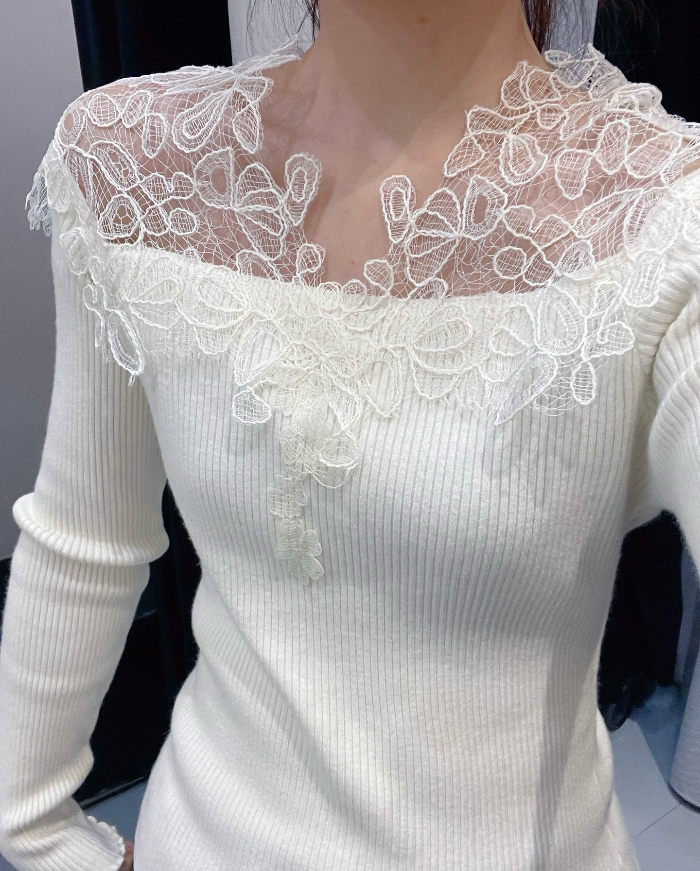 新款2025秋季新款上衣简约镂空法式轻奢蕾丝边打底衫女内搭