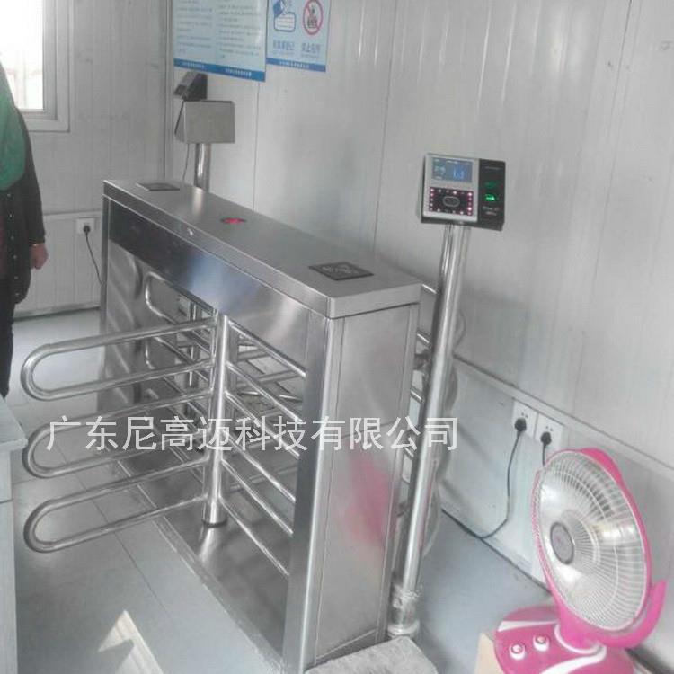 工地员工考勤刷脸进出十字半高转闸门车站景区旋转三辊闸栅栏衮匝