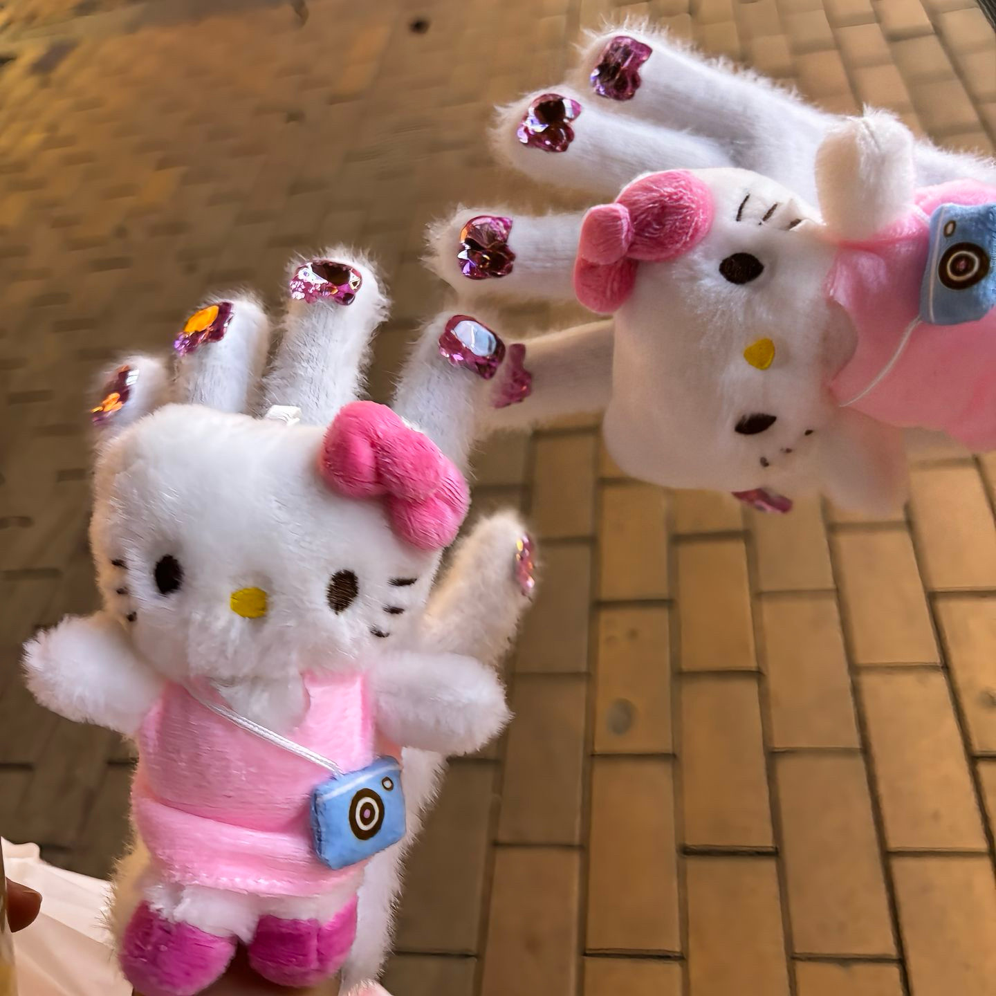 玩偶kt猫手套女新款冬季防寒防冻可爱全身凯蒂猫钻石手套保暖