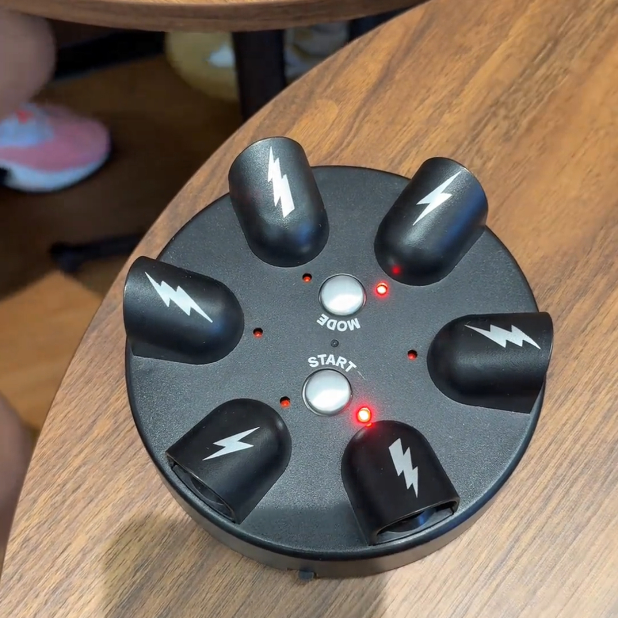 新款趣味聚会说谎整蛊灯真心话玩具电击测谎仪桌面玩具多人大冒险