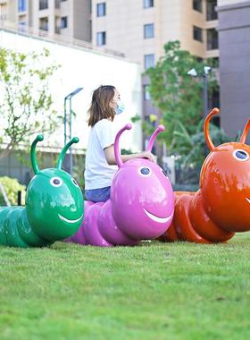 户外卡通毛毛虫摆件玻璃纤维动物雕塑幼儿园商场景观装饰品草坪摆