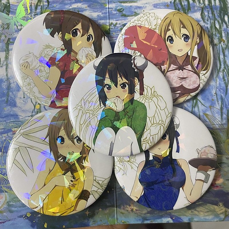 轻音动漫平泽唯秋山澪琴吹紬周边镭射碎玻璃马口铁日谷底徽章