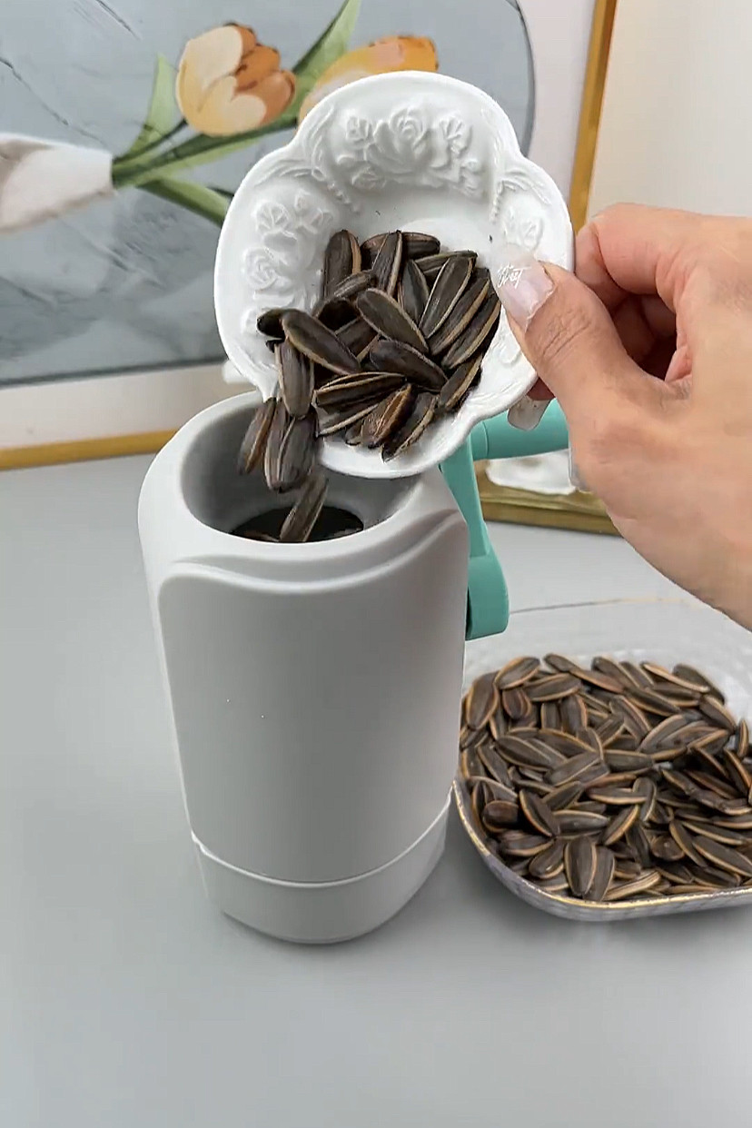 新品花生剥壳器手摇式不疼剥花生手工耐用去皮机器花生脱壳神器