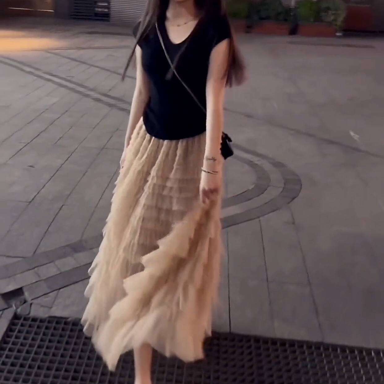 快手网红同款韩系纯色V领交叉无袖针织上衣+网纱蛋糕半身裙套装女