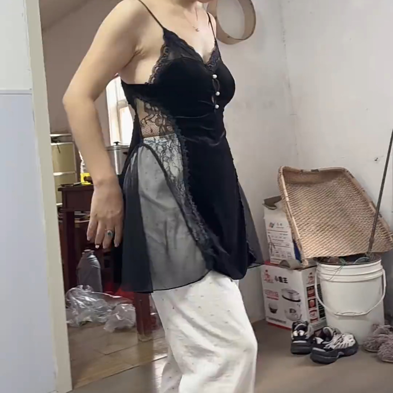 纯欲风黑色2026小众设计珍珠轻奢金丝绒性感吊带睡裙高级显瘦蕾丝