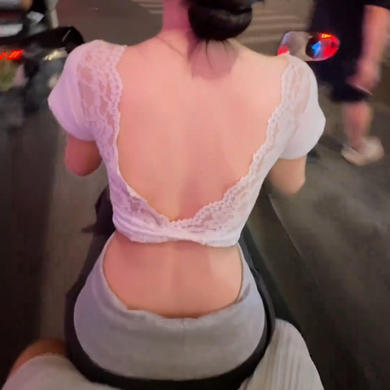 上衣女夏季新款纯欲辣妹短款T恤新款2026蝴蝶蕾丝性感露背短袖