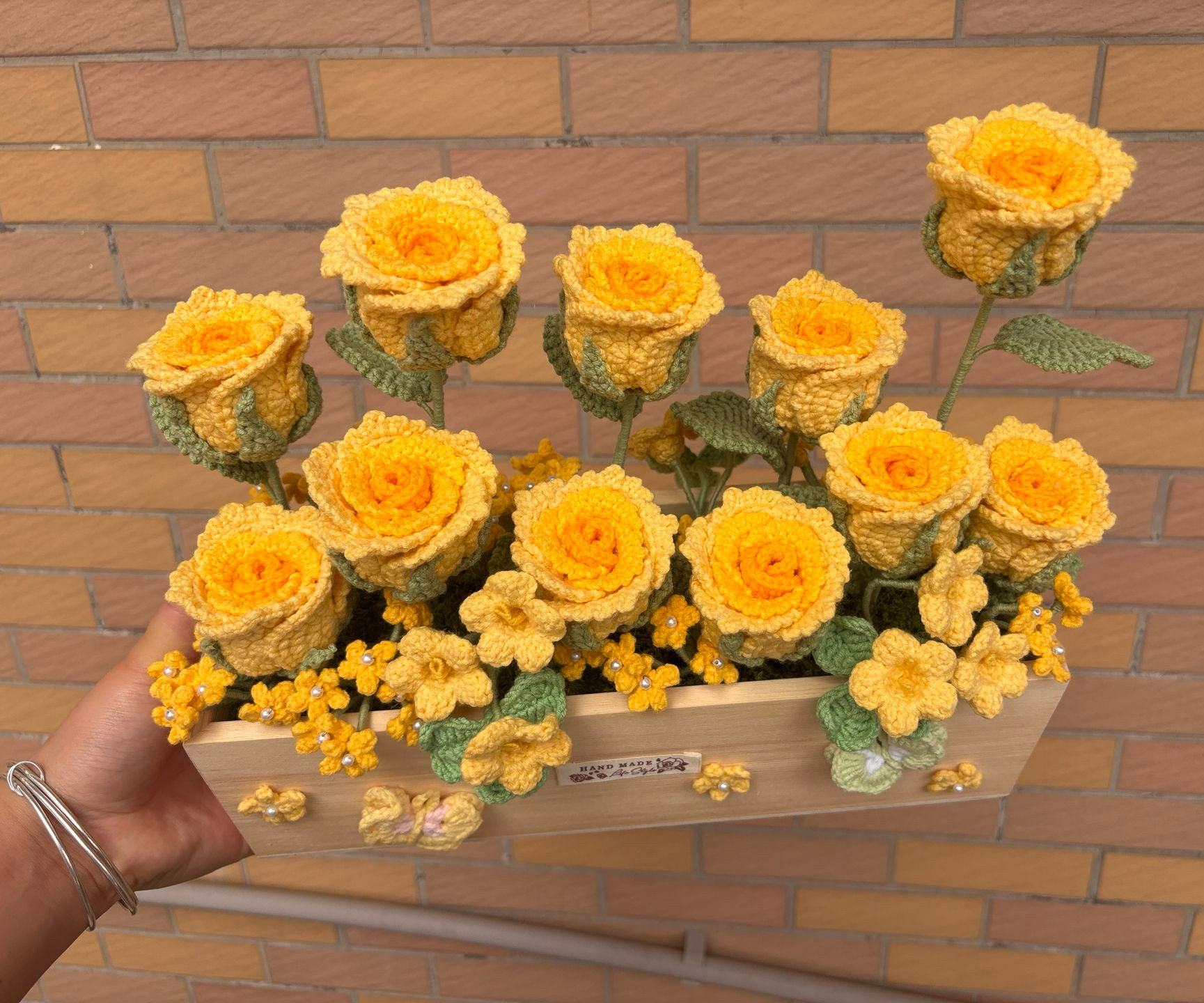 黄色玫瑰信封花束成品纯手工钩织花盆编织毛线花篮花束桌摆送女友