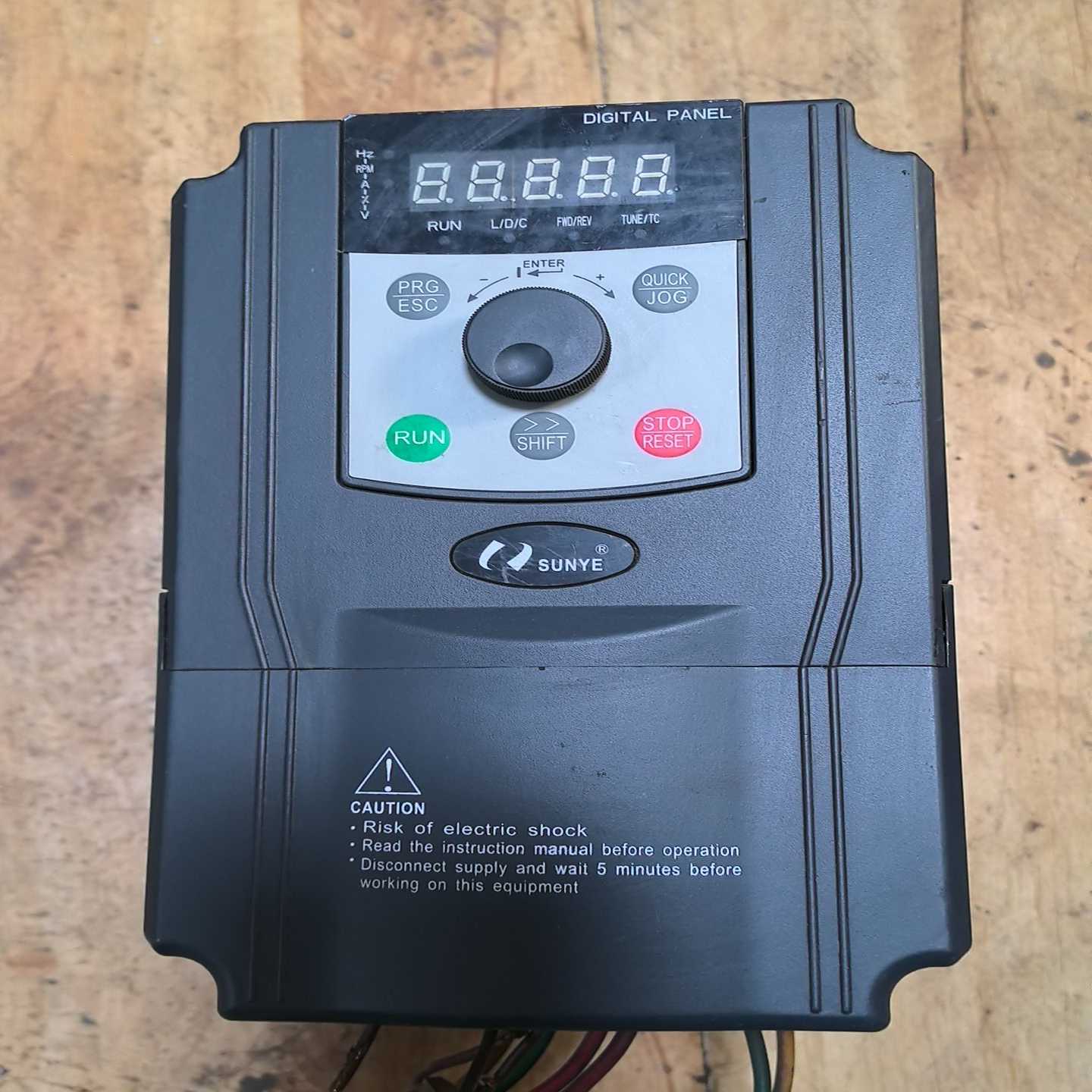 日业变频器CM530-A04T4R0G/5R5PB   38（豆豆设备）