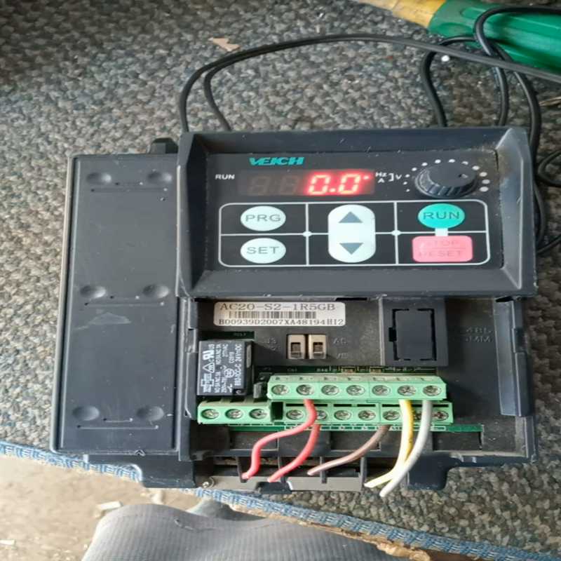 伟创变频器，AC20一S2一1R5GB，1.5KW，通电见视~询价