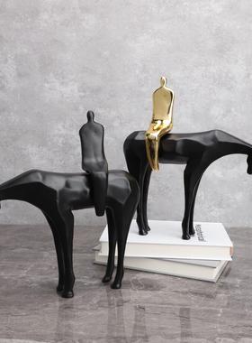 简约现代树脂黑金色人坐马售楼部样板房客厅家居书房卧室饰品摆件
