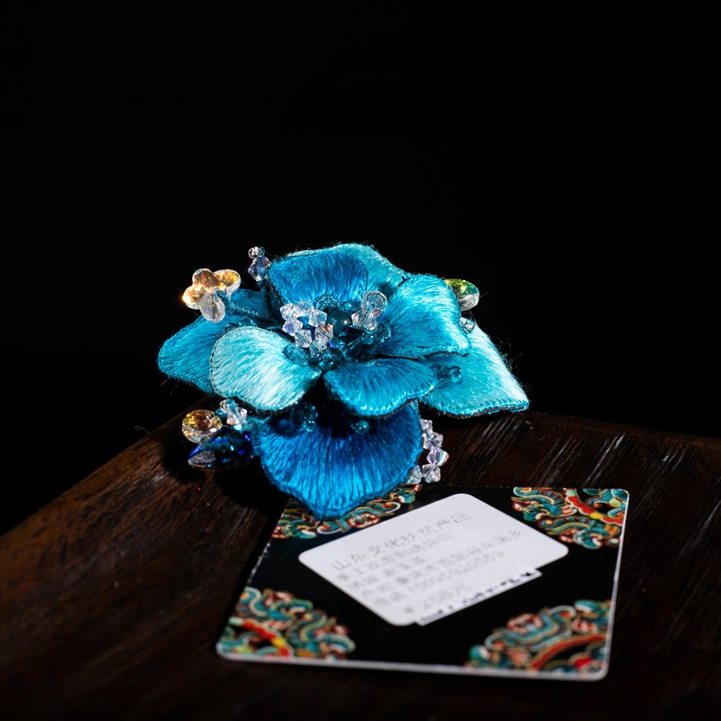 酉州苗绣绣出一片桃花源面刺绣胸针