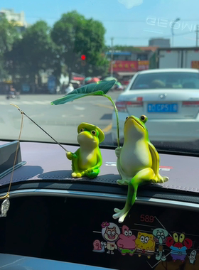 车载emo青蛙撑伞青蛙钓鱼创意可爱穿衣玩偶车尾中控台摆件装饰品