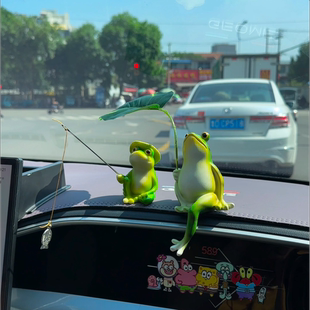 车载emo青蛙撑伞青蛙钓鱼创意可爱穿衣玩偶车尾中控台摆件装饰品