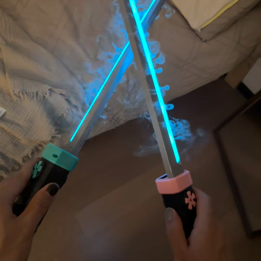梅花七彩炫光对插光剑烟雾双刀声光儿童玩具可喷烟雾炫酷雾梅刀
