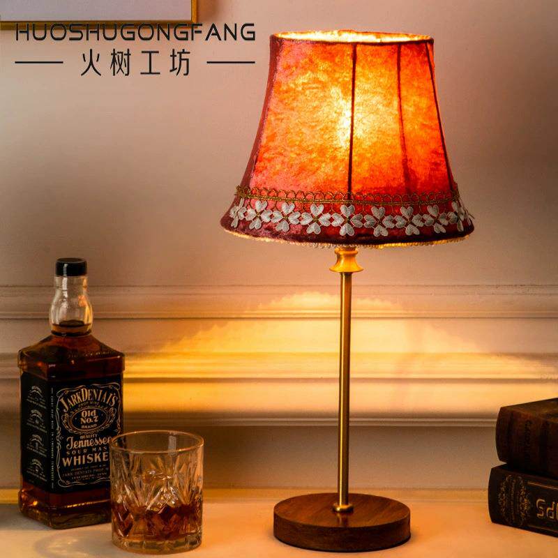 轻奢创意个性家用卧室床头灯客厅装饰台灯欧式复古宫廷丝绒台灯