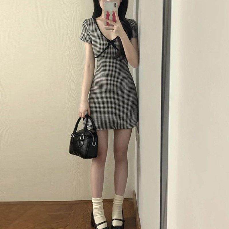法式v领蝴结格纹连蝶衣裙女装夏季新款纯欲风辣子妹收腰臀短包裙