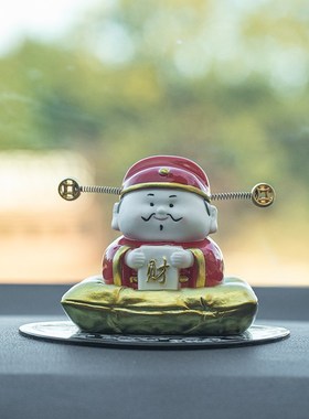 可爱小财神车载摆件陶瓷工艺品桌面装饰高级感创R意车内中控台摆