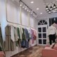 服装 吊架 店展示架金色铁艺侧挂货架上墙吊顶陈列架U悬挂衣架女装
