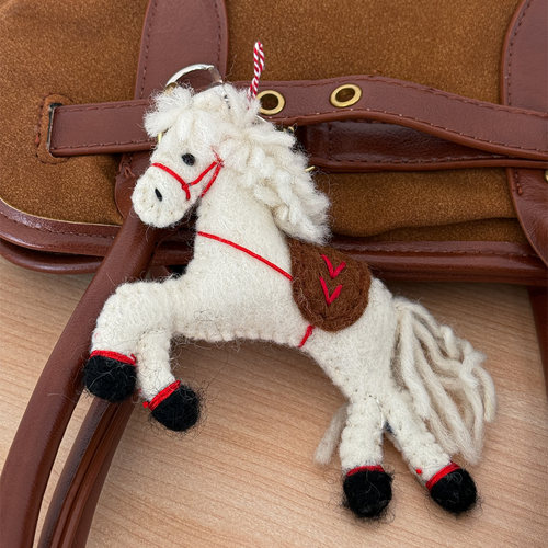 这只白马挂件会“营业”！