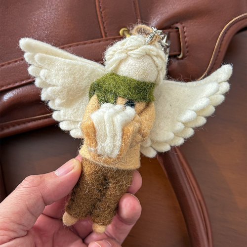 抱书天使是包上治愈担当