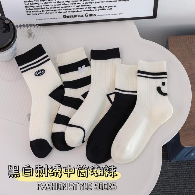 2025白色袜子春秋网红爆款条纹中筒袜精梳棉袜刺绣黑白保暖学生袜