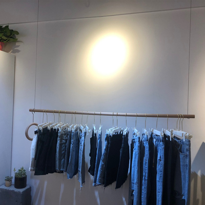 服装店吊挂展示架上墙式钢丝吊顶侧挂简约挂衣架实木女装木头吊杆