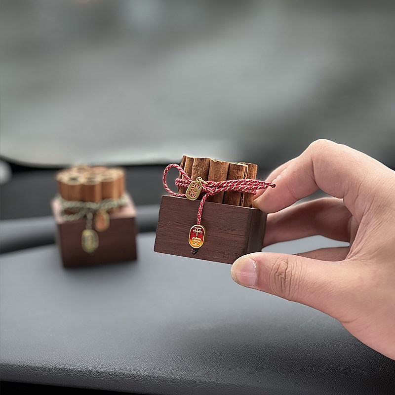 肉桂生财车载香薰汽车香氛胡桃木车摆件新年汽车装饰车内扩香器