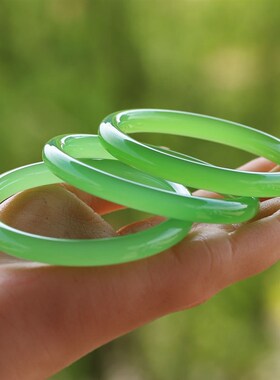 仿碧玉绿色圆条乳化玻璃手镯会弹起的玻璃手O镯外蒙料防弹手镯抗