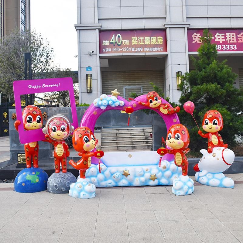 2025新年卡通生肖蛇玻璃钢雕塑模型摆件商场元旦春节装饰品吉祥物