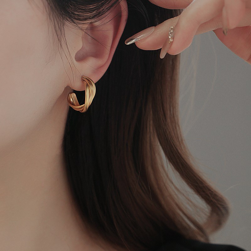 c型交错几何哑光耳环2024新款爆款高级感耳钉蚊香盘耳夹女无耳洞