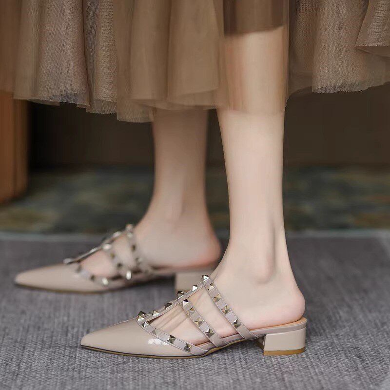 2025春夏新款铆钉漆皮粗跟尖头中跟包头懒人百搭半拖外穿凉鞋女鞋