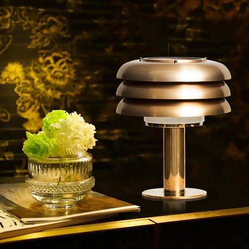 金色电镀铁艺北欧创意简约台灯设计师卧室床头灯创意装饰高级台灯