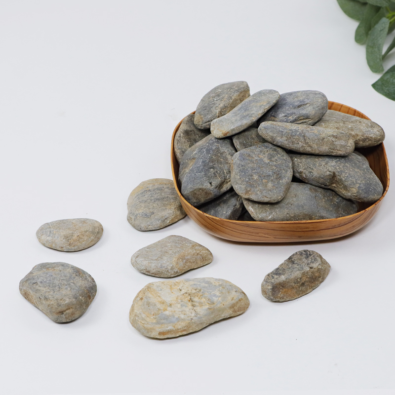 贵州鹅卵石自然扁石子石头园艺造景花街铺路石头颗粒灰小碎石河石