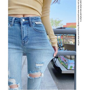 纤细的腿和小脚的女性牛仔裤在夏天薄弹性苗条合身破洞毛边九分铅