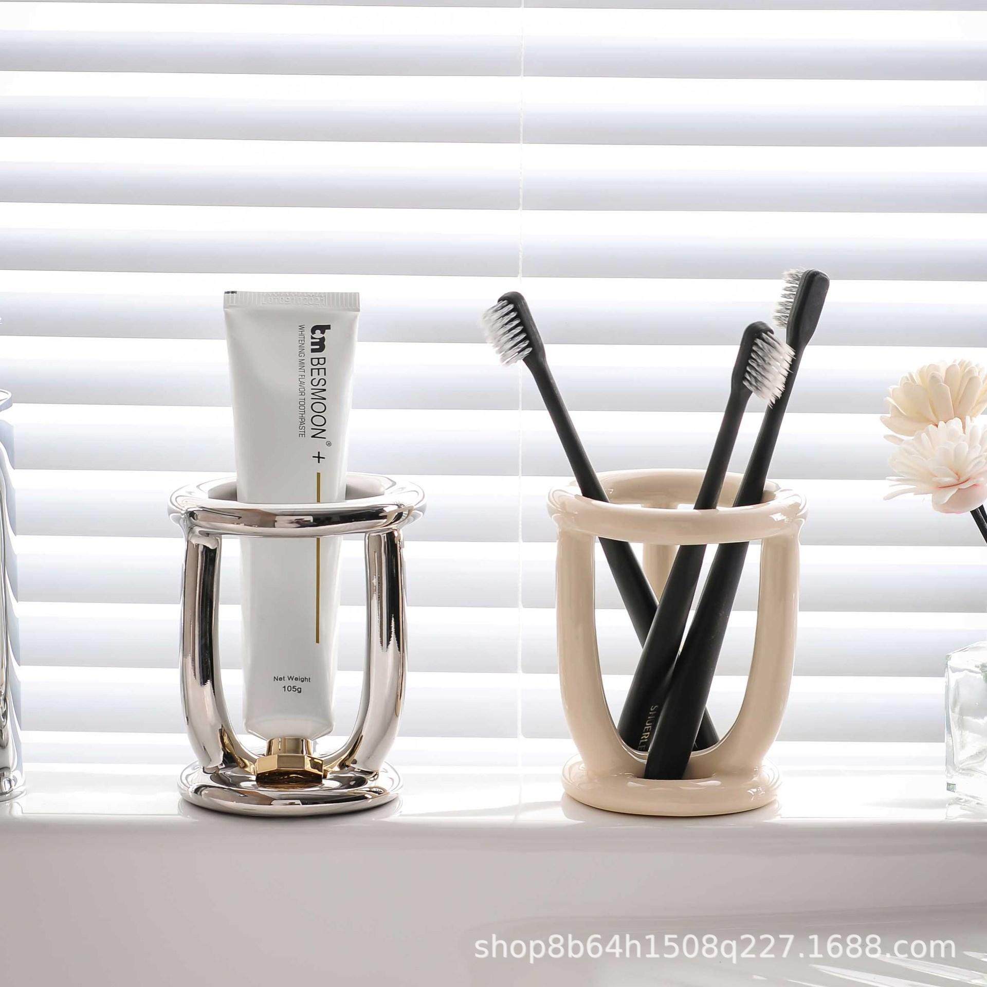 卫生间创意牙刷置物架子一家三口牙具牙膏化妆笔收纳架牙刷座陶瓷