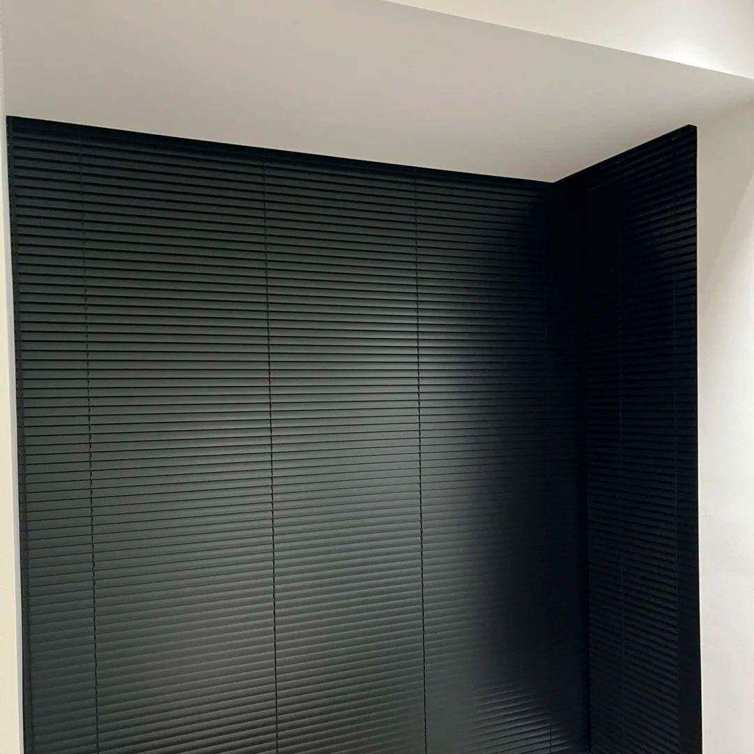 厂字黑色百叶窗帘L型pvc防窥拉珠升降浴室厨房阳台办公室高端定制