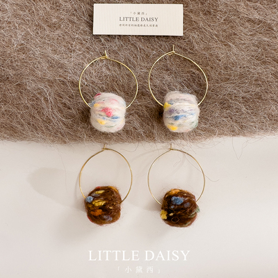 「小黛西」钛钢彩色毛线球耳圈