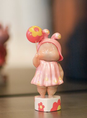 稀奇艺术《小花妹妹》可爱卡通生日礼品结婚礼物桌面摆件