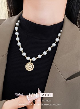 真金电镀人像圆牌珍珠项链复古百搭锁骨链轻奢高级感项饰厂家