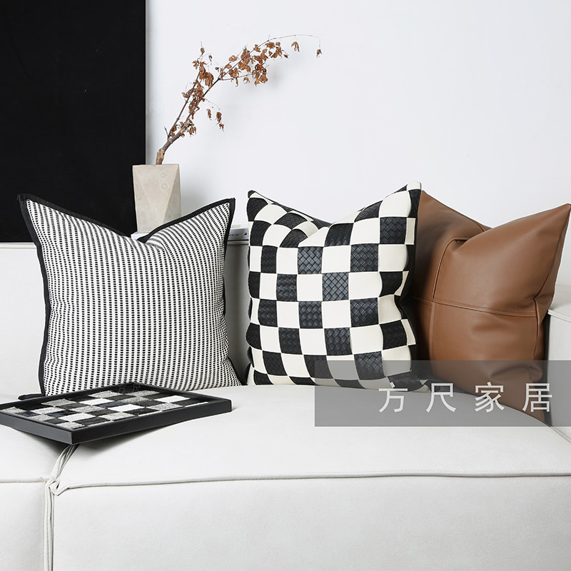 轻奢极简意式样板房间沙发床头靠包枕黑白棋盘格皮革编织高档抱枕