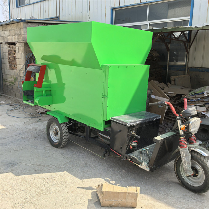 大容量移动立式tmr撒料车四轮柴油大型抛料车毛驴养殖5方喂料车