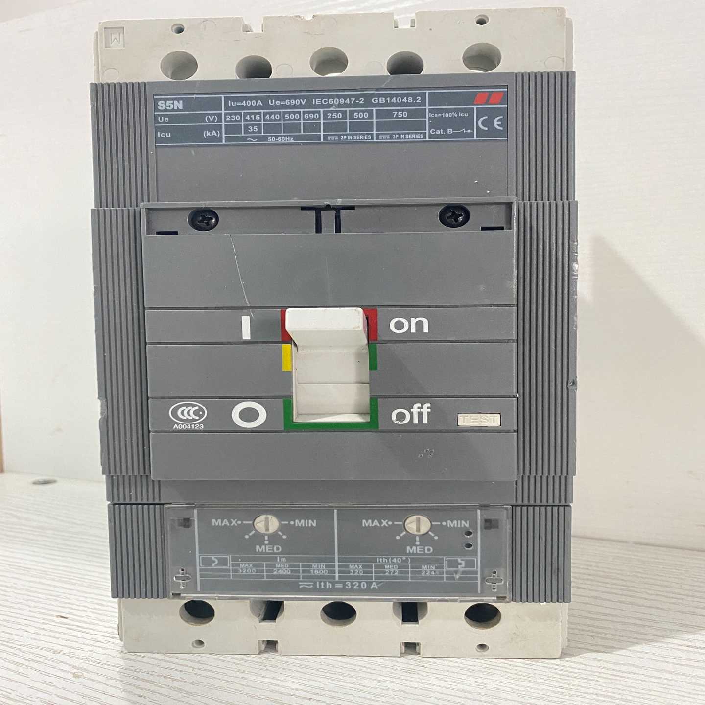【星慕电子】ABB空关，S5N 320A。有两处掉脚儿用胶已粘，不妨