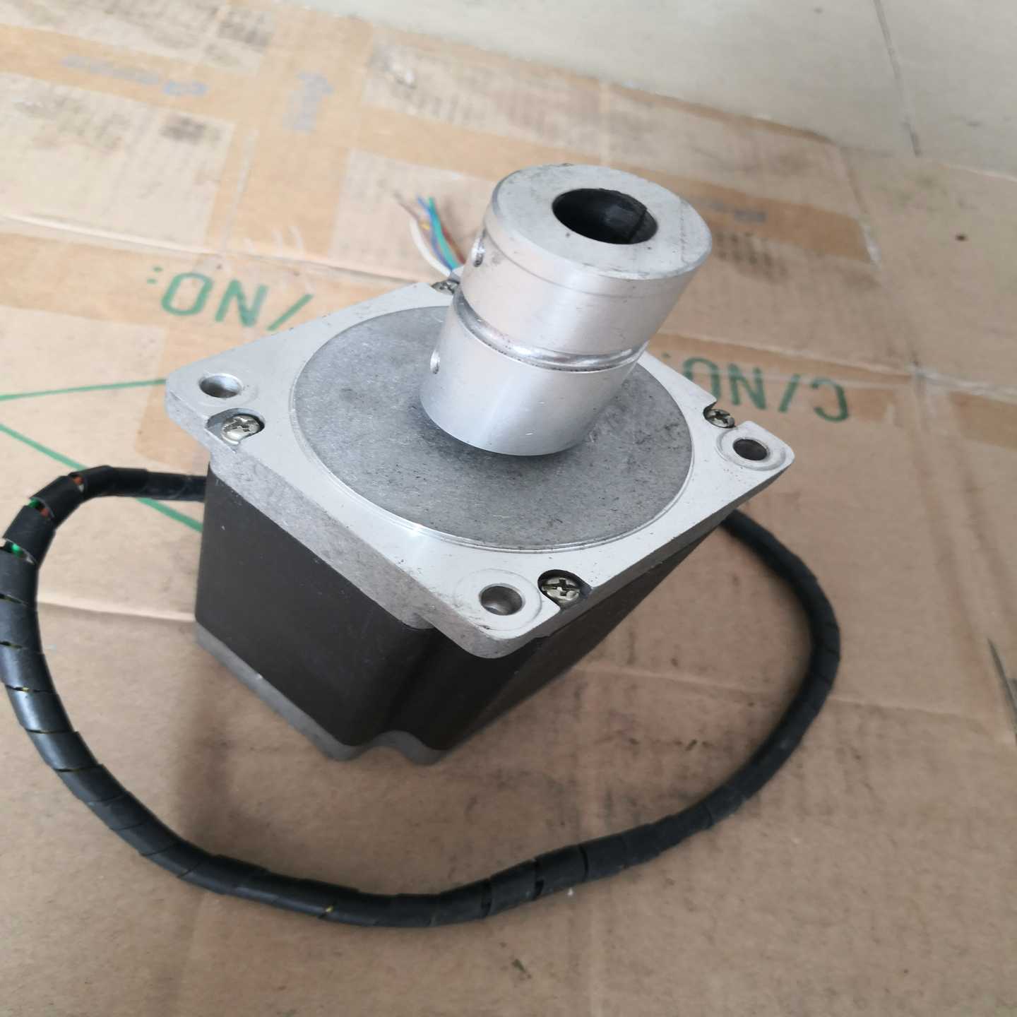 询价英士达电机YSD2812-KA-001，成色如图，，