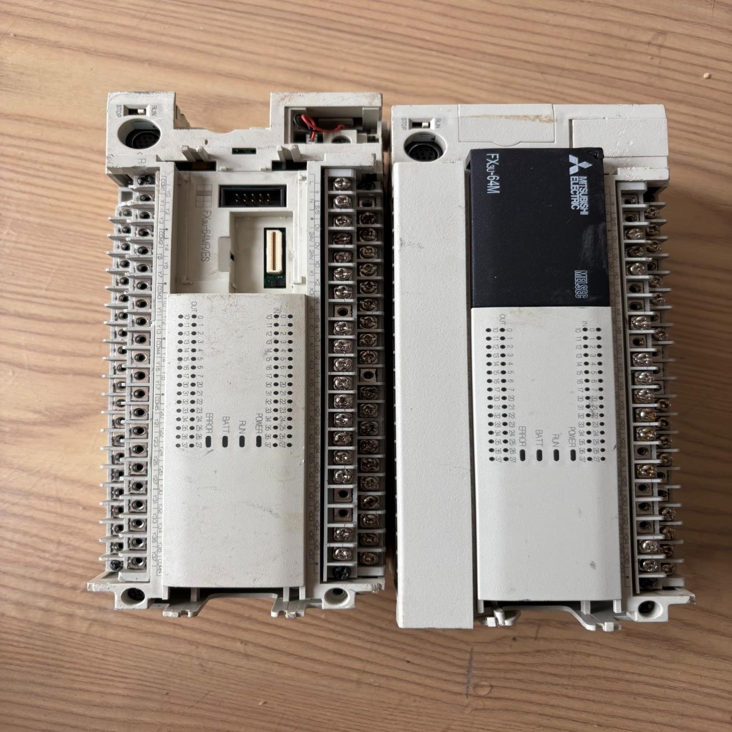 (询价)三菱PLC，型号FX3u-64M。成色如图，功能正常。外壳有