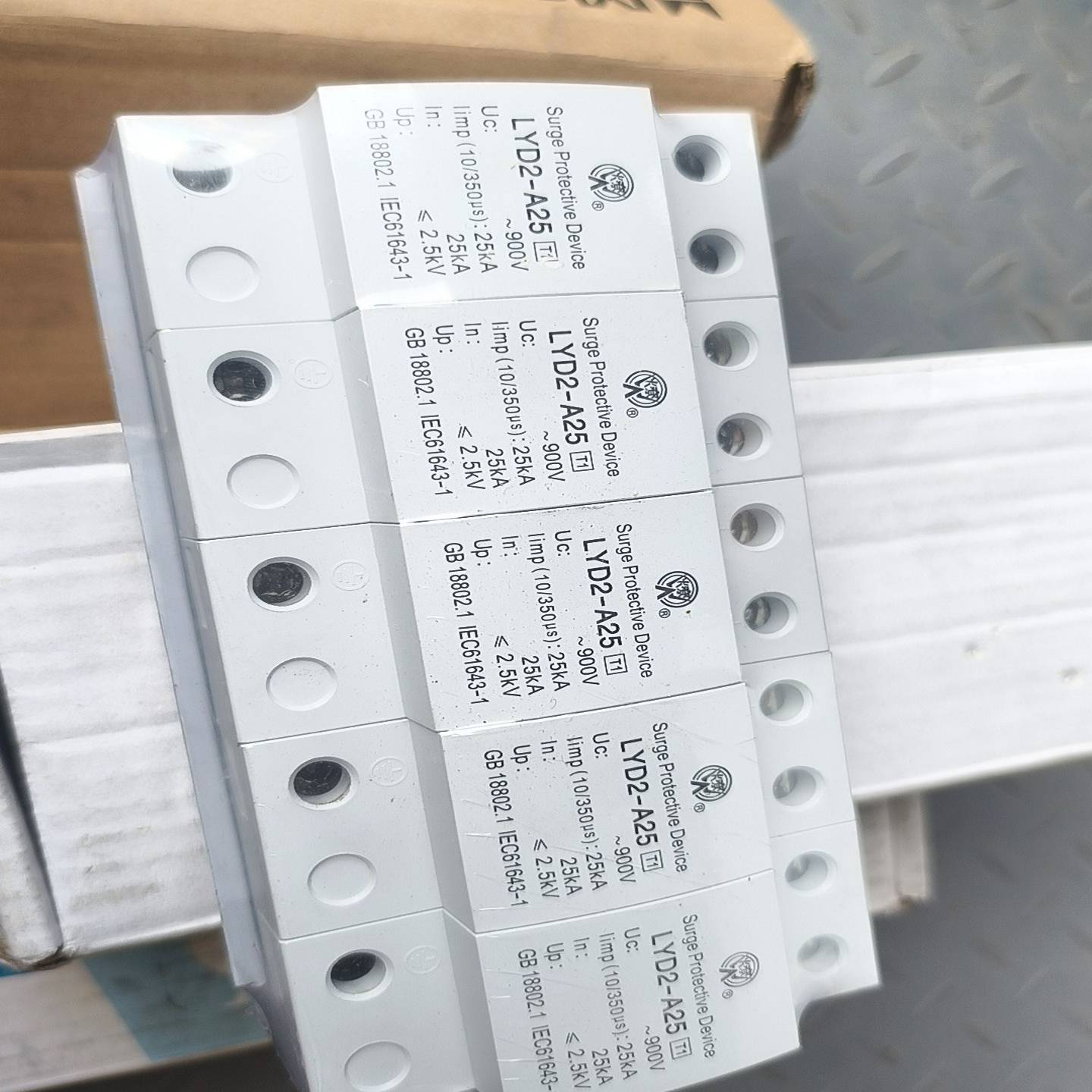 全新LYD2-A25浪涌保护器，900V，25KA，4P四路议价