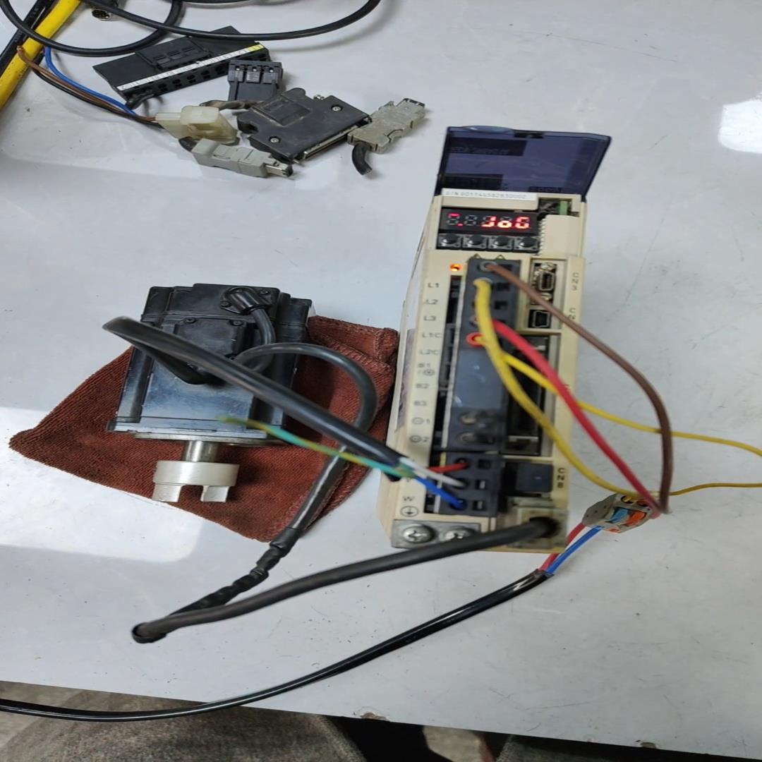 议~安川伺服电机400W，SGMJV-04ADC6S，安川伺服电