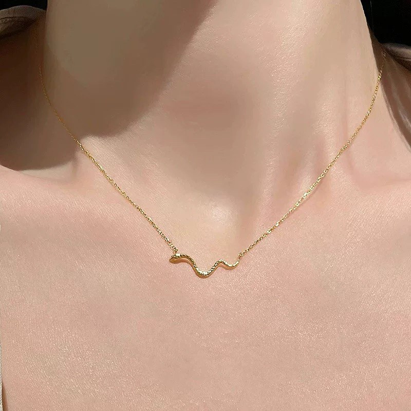 纯银金色小灵蛇项链女简约小众设计生肖蛇蛇年本命年新款锁骨链潮