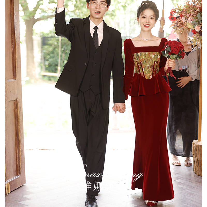 鱼尾敬酒服新娘高级感酒红色丝绒订婚晚礼服2025新款结婚回门便装