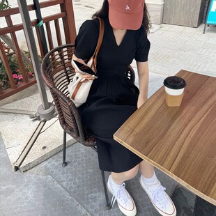 高级感黑色连衣裙女夏季2022新款韩版气质V领收腰显瘦有口袋长裙
